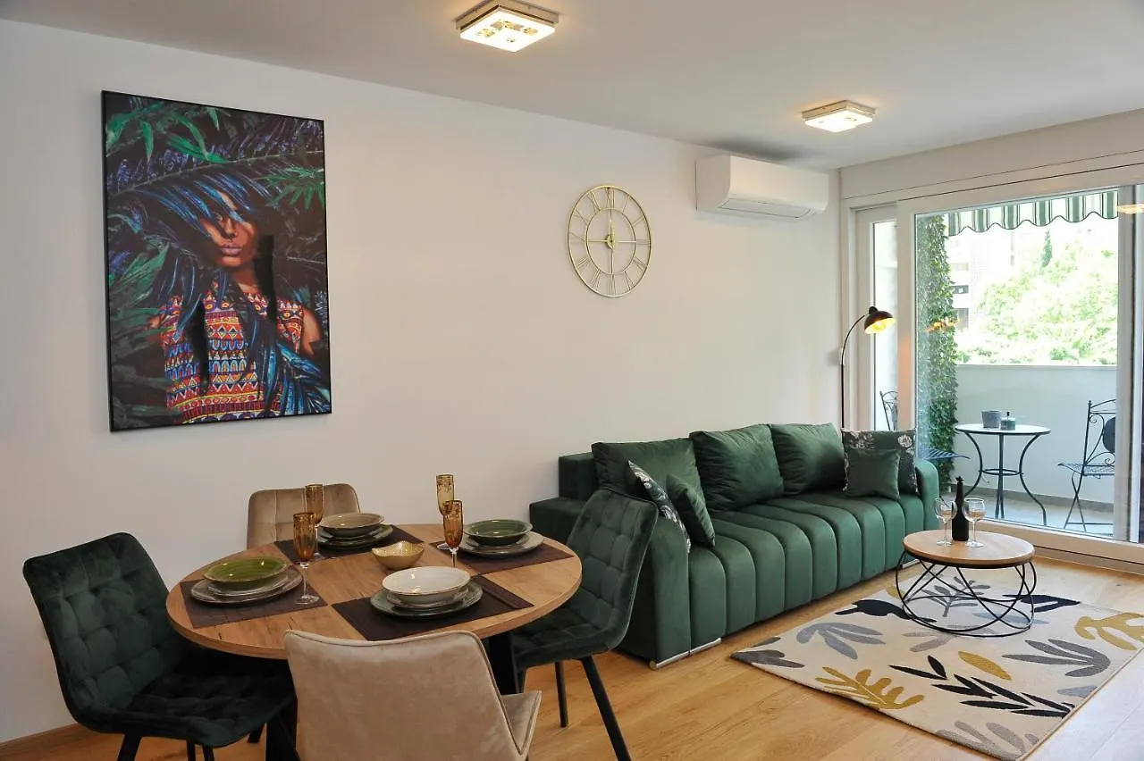 Carruba Split Apartment 0*,